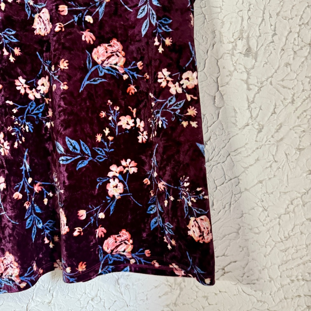 a.n.a Floral Velvet Short Sleeve Top - Burgundy and Pink - Picture 3 of 8